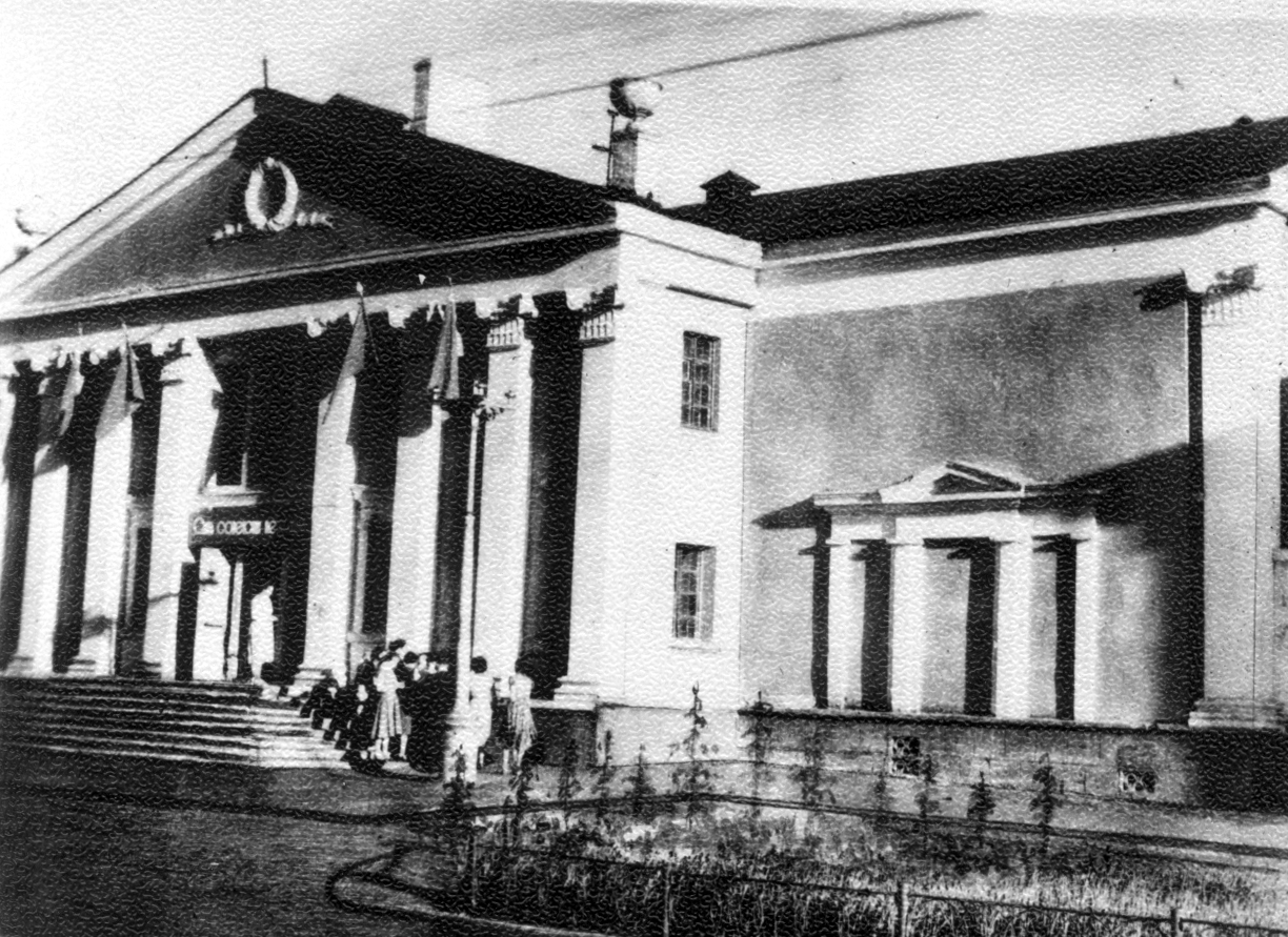 Здание театра на ул. Севастопольской
